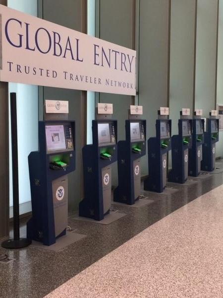 Quiosques do programa Global Entry em aeroporto dos EUA - Departamento de Estado Americano / Divulgação