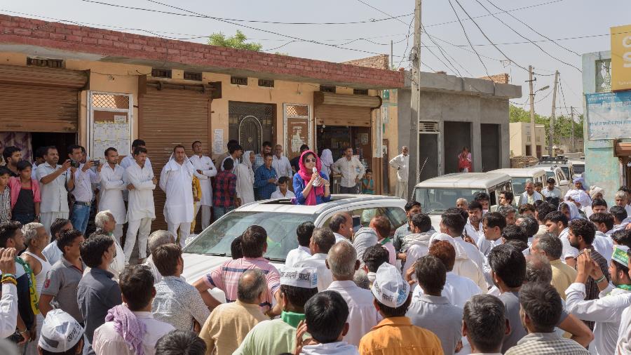 Swati Yadav, candidata ao Parlamento indiano, fala com moradores de Siwani, no estado de Haryana, na Índia - Smita Sharma/The New York Times