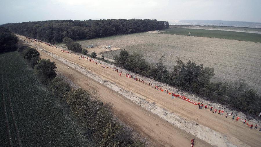 26.ago.2017 - Imagem de drone mostra ativistas e grupos de proteção ambiental marchando em protesto na floresta de Hambach, oeste da Alemanha - AFP