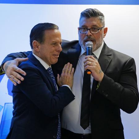  Alexandre Frota abraça o governador João Doria na filiação do deputado federal ao PSDB - NELSON ANTOINE/ESTADÃO CONTEÚDO