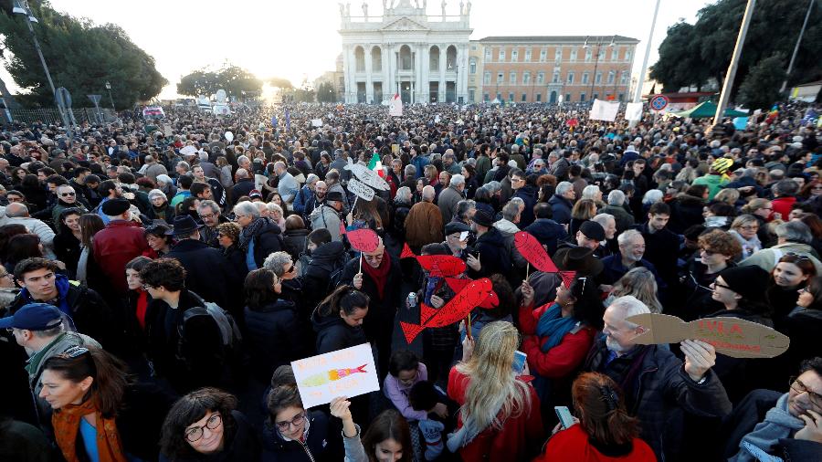 14.dez.2019 - Manifestantes do movimento "sardinhas" protestam nas ruas de Roma, na Itália - Yara Nardi/Reuters