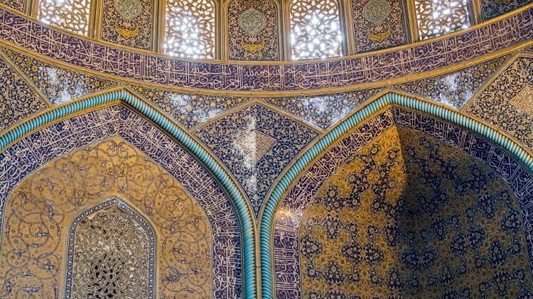 Os interiores da Grande Mesquita de Isfahan revelam a evolução arquitetônica desse tipo de construção no Irã - Getty Images