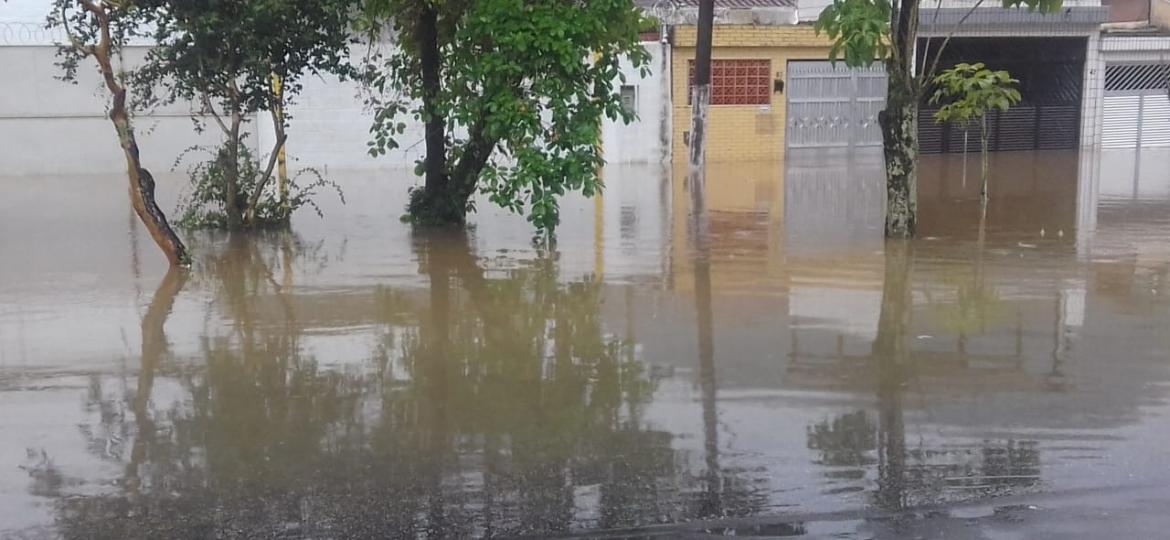 Rua do centro de São Vicente fica intransitável após chover mais do que o esperado para todo o mês  - Rafaella Martinez