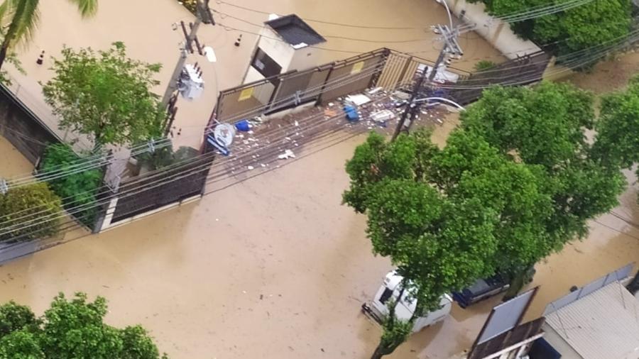 1.mar.2020 - Alagamento na rua Visconde de Asseca, na região de Taquara, zona oeste do Rio de Janeiro - Reprodução/Twitter/@rosesiqueiraaa