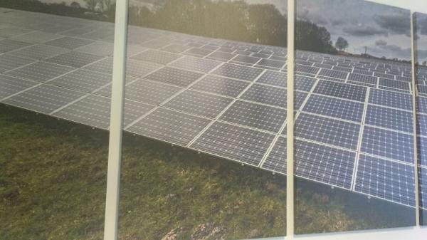 Sala de reunião na sede da Econ Global tem fotos de painéis de energia solar - Filipe Andretta/UOL