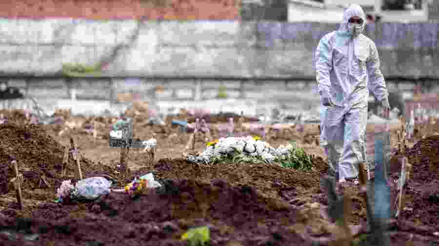 Agente funerário caminha em cemitério do Rio de Janeiro durante pandemia do coronavírus - Buda Mendes/Getty Images
