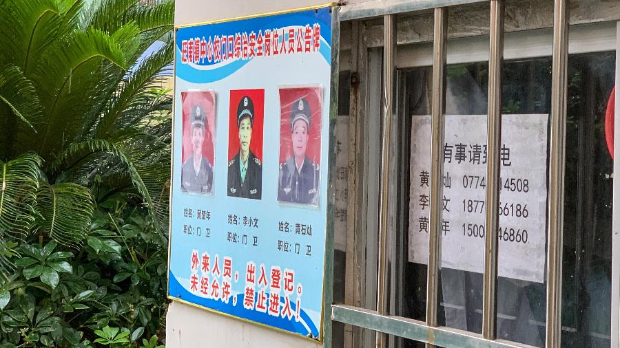 Cartazes de guardas fixados na escola alvo de ataque que deixou crianças esfaqueadas em Wuzhou, na China; principal suspeito do ataque é um segurança da própria instituição - STR / AFP