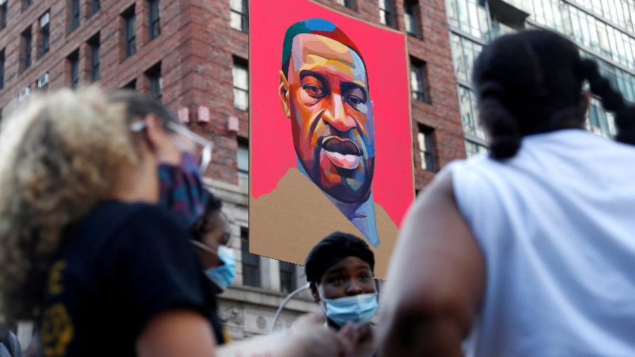Mural com o rosto de George Floyd, morto após ser asfixiado por um policial branco em 25 de maio - SHANNON STAPLETON/REUTERS