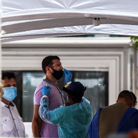 24.jun.2020 - Homem faz teste da covid-19 em Miami Beach, na Flórida, nos Estados Unidos - CHANDAN KHANNA / AFP