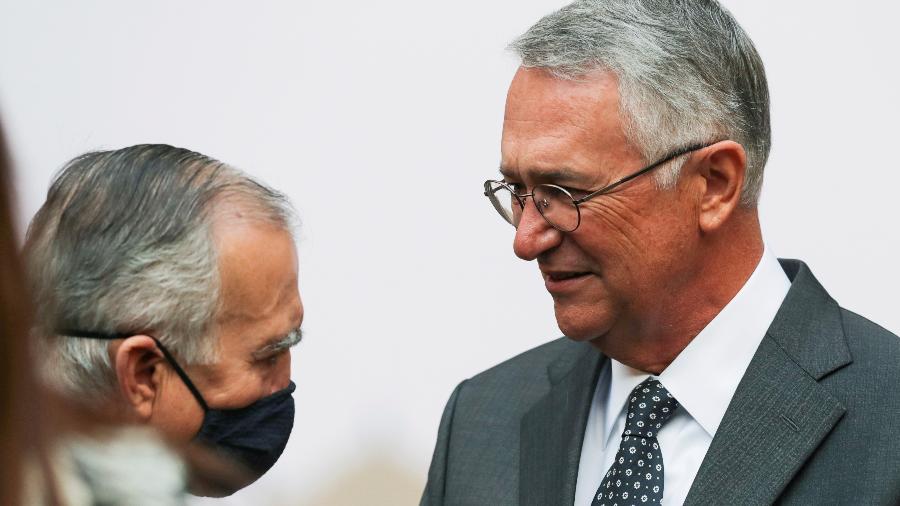Ricardo B. Salinas Pliego conversa com Alfonso Romo no Palácio Nacional, na Cidade do México - HENRY ROMERO/REUTERS