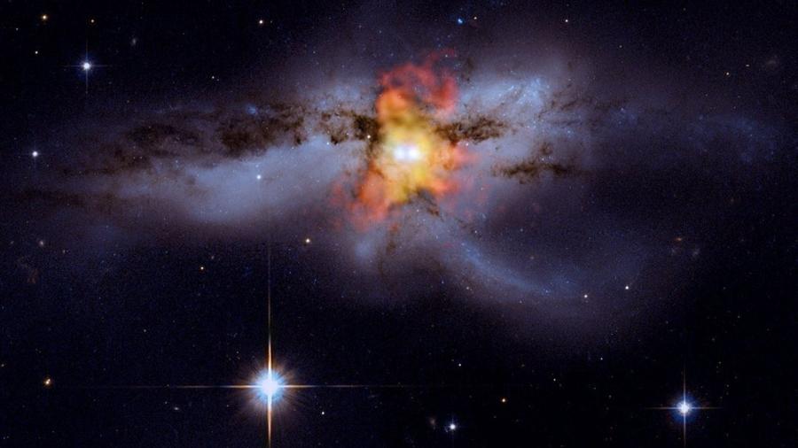 Fusão de dois buracos negros na galáxia NGC 6240 - Reprodução/Nasa /CXC/ MIT /C.Canizares, M.Nowak)
