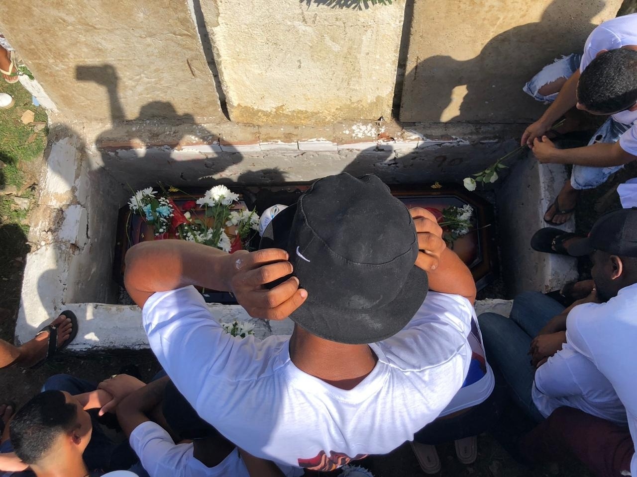 'Negro não pode andar de moto?', diz mãe em velório de jovens mortos por PM