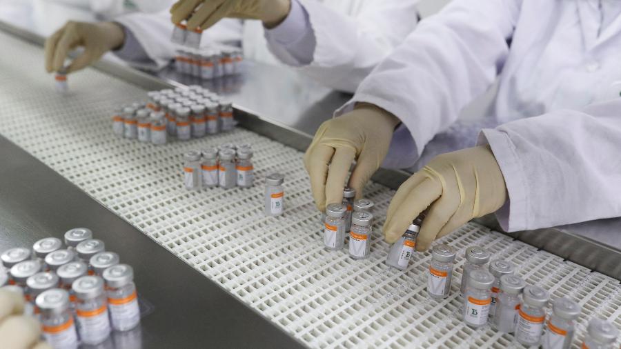 Funcionários manipulam frascos da vacina CoronaVac no Instituto Butantan, em São Paulo - Amanda Perobelli/Reuters