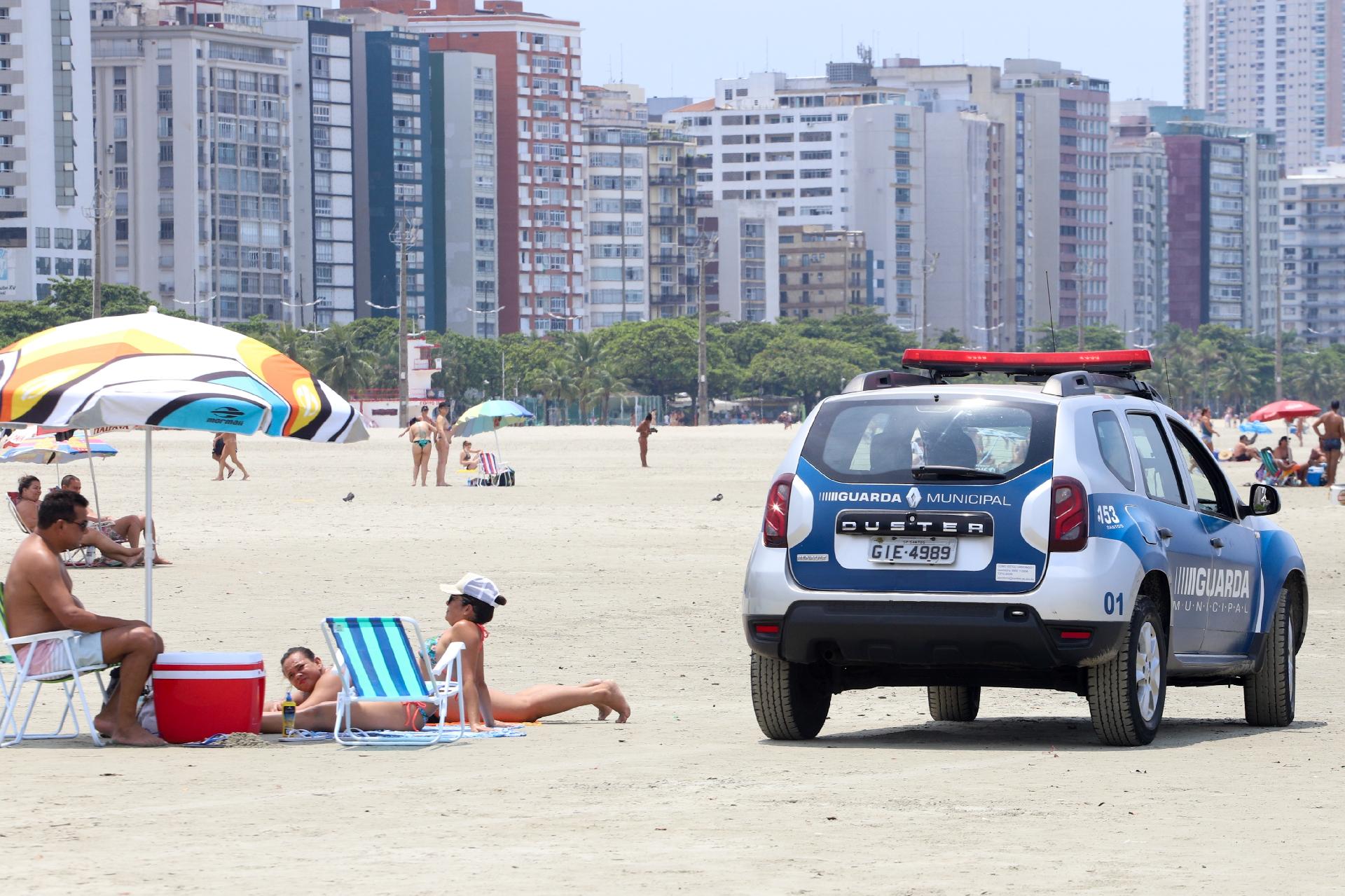 Guarda Municipal esteve nas areias da Praia do Gonzaga, em Santos (SP), para fiscalizar a movimentao de banhistas neste domingo (31) - Fernanda Luz/UOL
