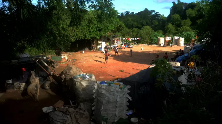 Comunidade formada por antigos catadores de lixo no bairro da Serraria, em Maceió - Beto Macário/UOL - Beto Macário/UOL