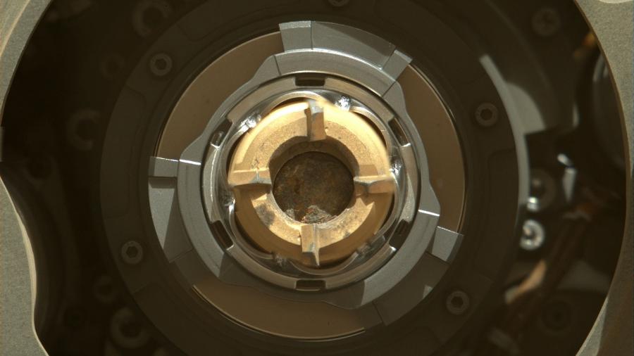 Tubo de amostra na broca do Perseverance com núcleo de rocha - NASA/JPL-Caltech/MSSS