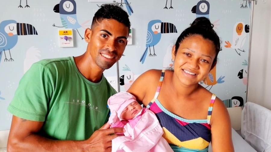 Adriano Farias e Amanda Santana seguem com a bebê Aysha em hospital, no aguardo de alta médica - Mauricio Maron/Hospital Materno-Infantil Dr. Joaquim Sampaio