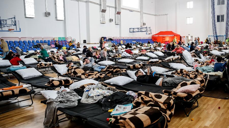 Ucranianos e outros refugiados de guerra descansam em uma escola na Polônia - Dominika Zarzycka/SOPA Images/LightRocket via Getty Images