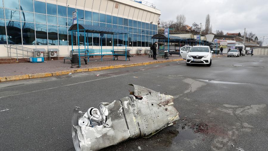 Restos de míssil é visto próximo de terminal de ônibus em Kiev, Ucrânia - Reuters