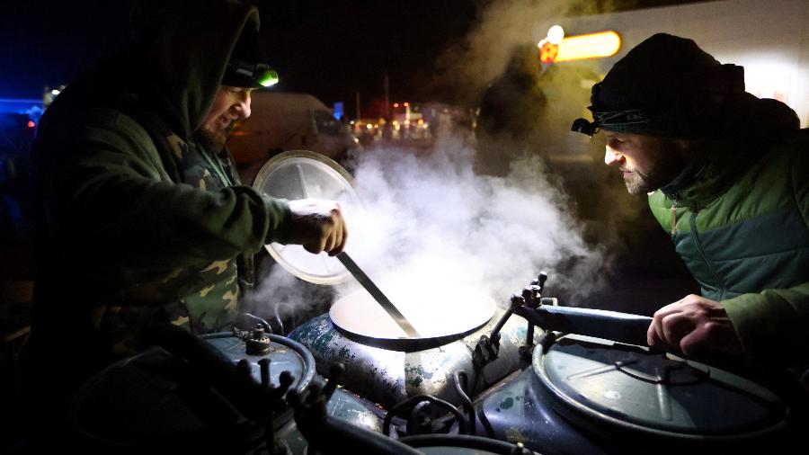 6.mar.2022 - Voluntários preparam comida para pessoas que fogem da invasão russa na Ucrânia. Imagem retrata posto da fronteira em Medyka, na Polônia - REUTERS