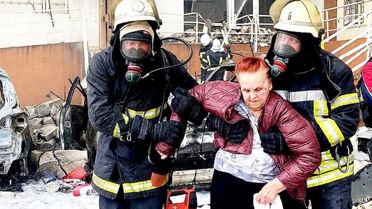 Apr 23.22 - Rescuers carry a woman out of a damaged building after a reported missile attack in Odessa, southern Ukraine - AFP PHOTO / Ukraine State Emergency Service - Apr 23.22 - AFP PHOTO / Ukraine State Emergency Service - 23.Apr.22