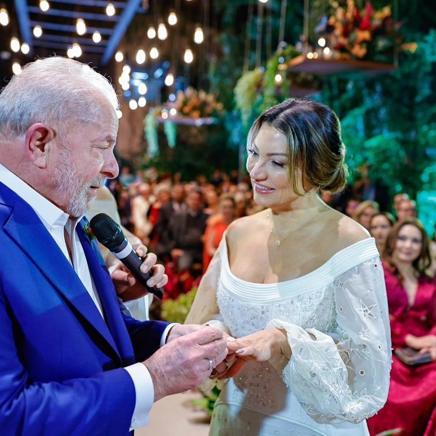 Lula sem gravata e Janja com vestido bordado: o que os noivos usaram