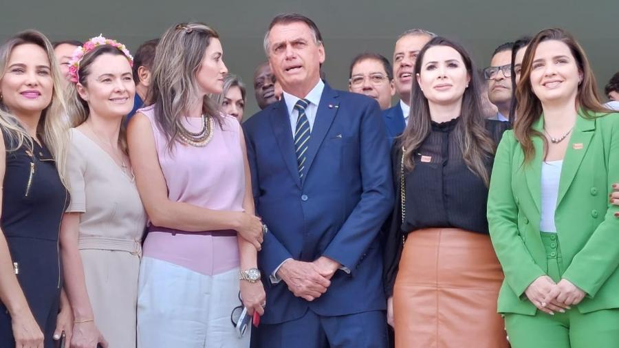Presidente Jair Bolsonaro (PL) em evento com mulheres: apesar de usar área como bandeira de campanha, governo zera verbas para programa de proteção à população feminina - Hanrrikson de Andrade/UOL