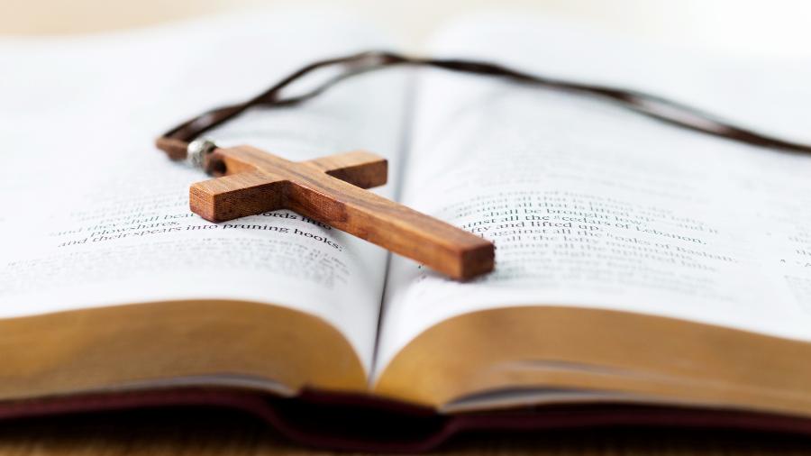 Crucifixo sobre uma bíblia, símbolos sagrado para cristãos. - Getty Images/iStockphoto