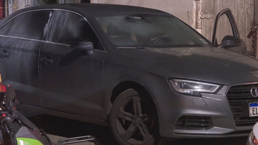 O carro da vítima, um Audi, foi encontrado pela polícia estacionado na rua onde ocorreu o crime - Reprodução/TV Record
