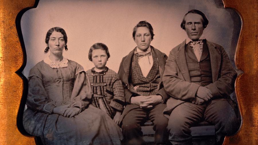Família posa para retrato em foto do século 19 - Getty Images