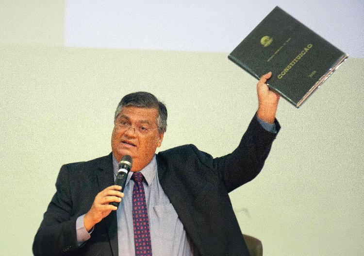 Ministro Flávio Dino segura réplica da Constituição de 1988 roubada do STF em atos golpistas de 8 de janeiro