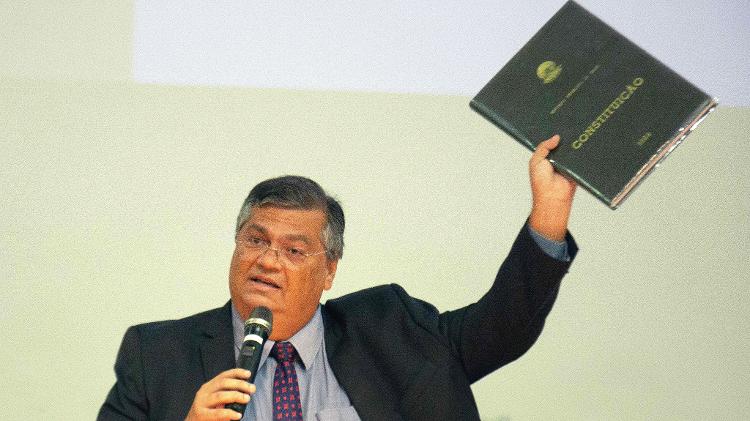 Ministro Flávio Dino segura réplica da Constituição de 1988 roubada do STF em atos golpistas de 8 de janeiro