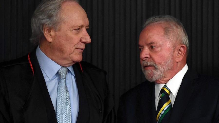 Ricardo Lewandowski e Lula durante a posse de Alexandre de Moraes no TSE em 2022