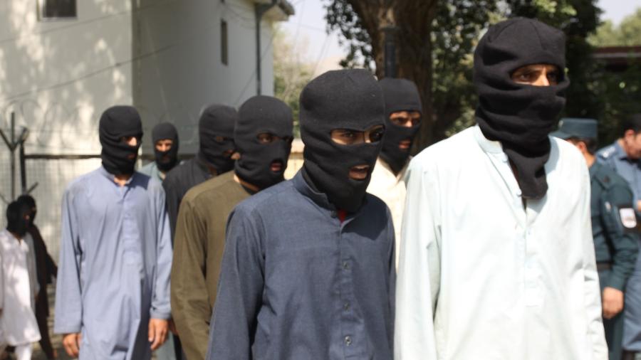 Em foto de 2017, membros do Isis-K são presos no Afeganistão