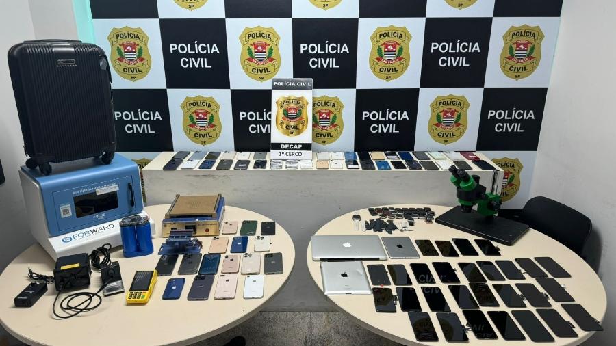 Itens apreendidos no laboratório especializado em desbloqueio de celulares roubados no centro de SP - Divulgação/SSP-SP