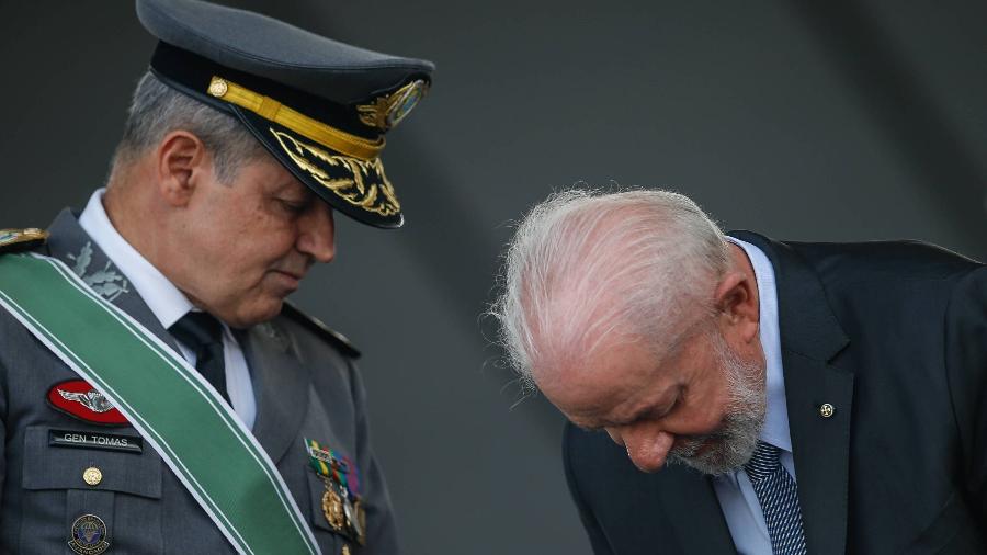 19.abr.2024 - O comandante do Exército, general Tomás Paiva, e o presidente Lula durante cerimônia militar em comemoração ao Dia do Exército 