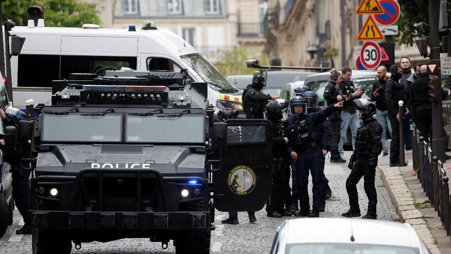 Policiais protegem área perto do consulado do Irã, onde um homem ameaça se explodir, em Paris, França, 19 de abril de 2024