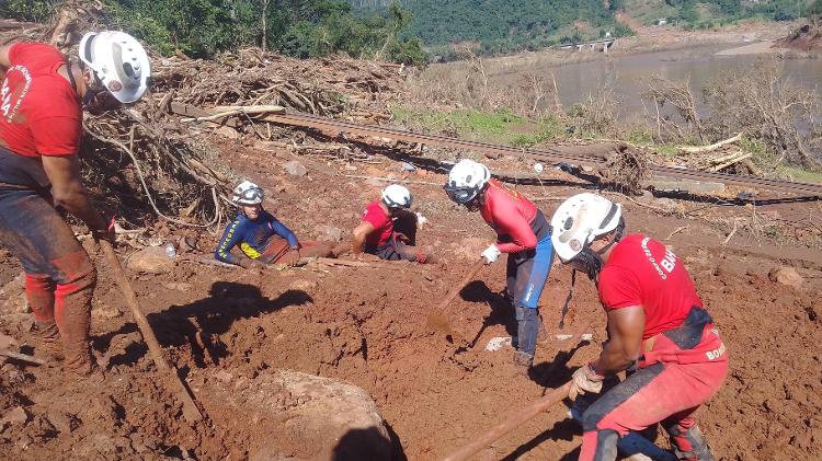 Bombeiros da Bahia atuando no distrito de Faria Lemos, município de Bento Gonçalves 