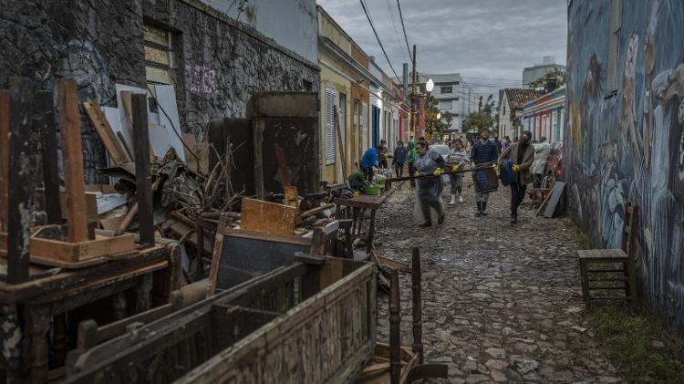 Um grupo de voluntários se uniu para ajudar na limpeza e recuperação da Travessa dos Venezianos, no bairro Cidade Baixa, após a inundação Porto Alegre pelas àguas do lago Guaíba.