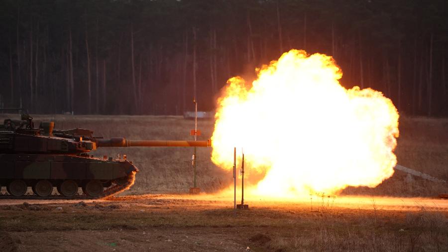 Um tanque K2 durante exercício militar em campo de treinamento na Polônia