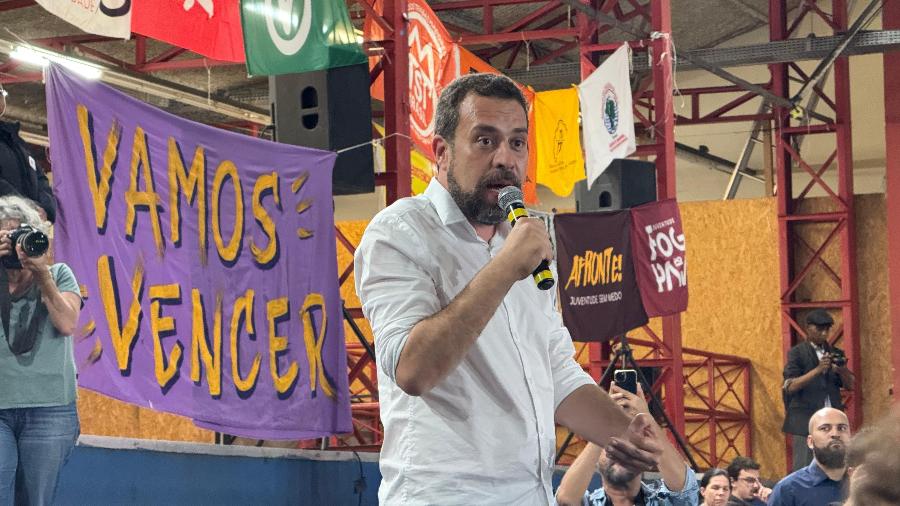 Guilherme Boulos (PSOL) em ato no Centro de São Paulo