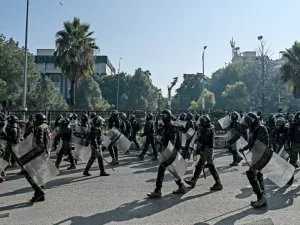 Manifestantes pedem libertação do ex-premiê Khan no Paquistão; 6 pessoas morrem