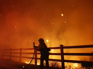 Incêndio florestal atinge a Califórnia e causa evacuações em Malibu