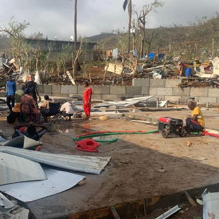 Moradores sentam na rua após casas serem destruídas pelo ciclone Chido Moradores sentam na rua após casas serem destruídas pelo ciclone Chido