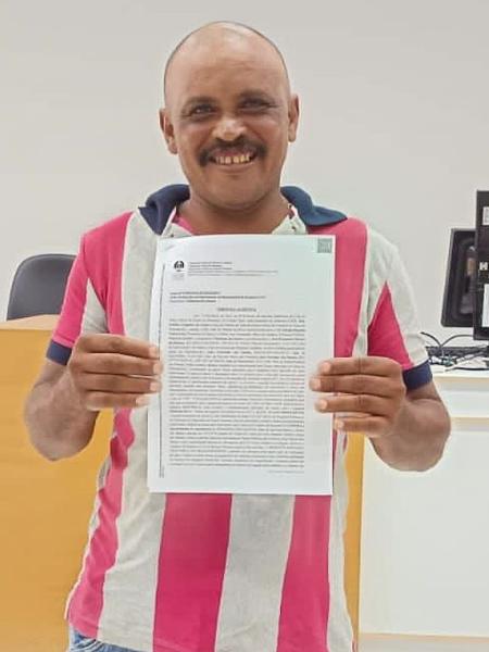 Edmilson mostra sentença judicial que deu direito a uma certidão de nascimento Edmilson mostra sentença judicial que deu direito a uma certidão de nascimento