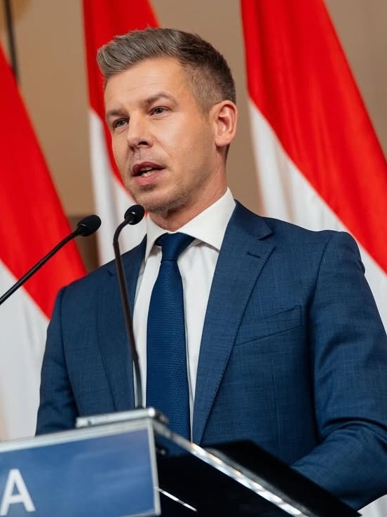 Conservador pró-UE toma posse na Hungria e encerra era Orbán