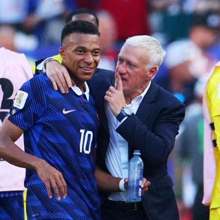 O técnico da França, Didier Deschamps, e o francês Kylian Mbappé comemoram após a partida