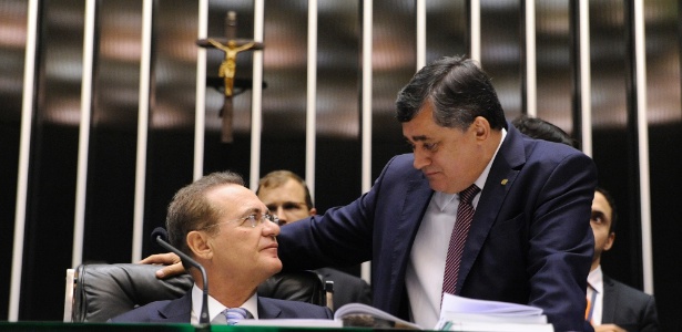 Ao lado do senador Renan Calheiros (PMDB-AL), o líder do governo na Câmara, deputado José Guimarães (PT-CE), durante sessão que manteve vetos de Dilma: vitória do governo - LUIS MACEDO/Câmara dos Deputados