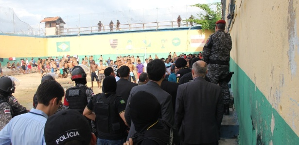 Policiais observam presos detidos na cadeia Vidal Pessoa, em Manaus - Divulgação - 6.jan.2017/Defensoria Pública do Amazonas