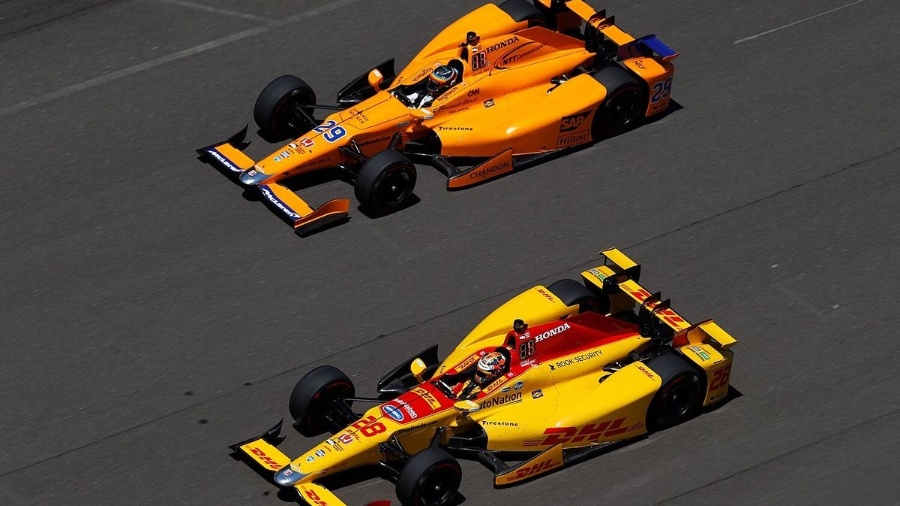 Fernando Alonso (29) enfrenta pista cheia durante treino para as 500 Milhas de Indianápolis - @McLarenIndy/Twitter